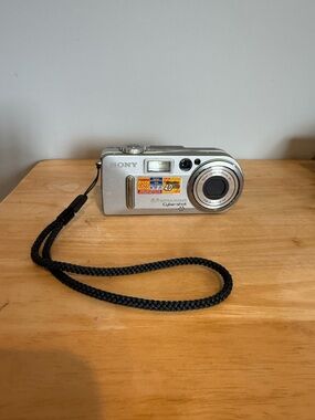 Sony Cybershot DSC-P9 Digital Camera Silver with Case Power Cord and Memory Card